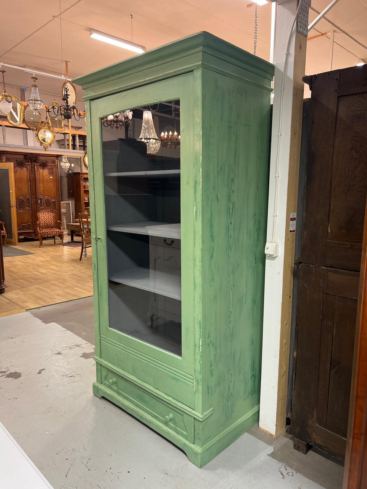 Vitriinikaappi L. 107cm, S. 64,5cm ja K. 205cm