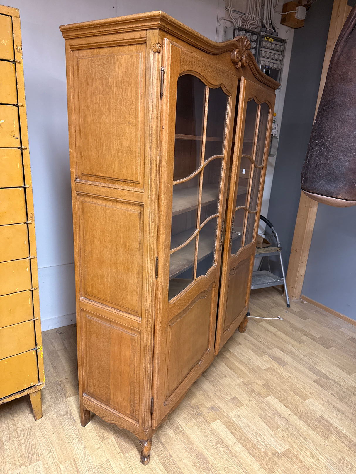 Kaunis tammivitriini L.134cm, S.42cm, K.184.5cm