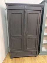 Upea harmaa vaatekaappi L. 110cm, S. 47cm ja K. 186,5cm.