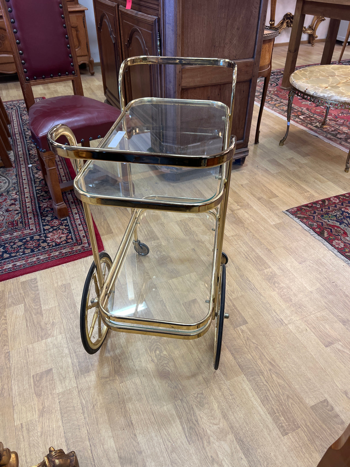 Messinkinen tarjoiluvaunu L. 75,5cm, S. 38,5cm ja K. 81,5cm