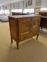 Rokokoo lipasto L. 88,5cm, S. 44,5cm ja K. 84,5cm.