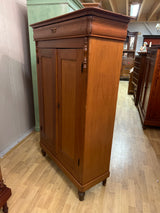 Liinavaatekaappi L. 108cm, S. 41cm ja K. 161cm.