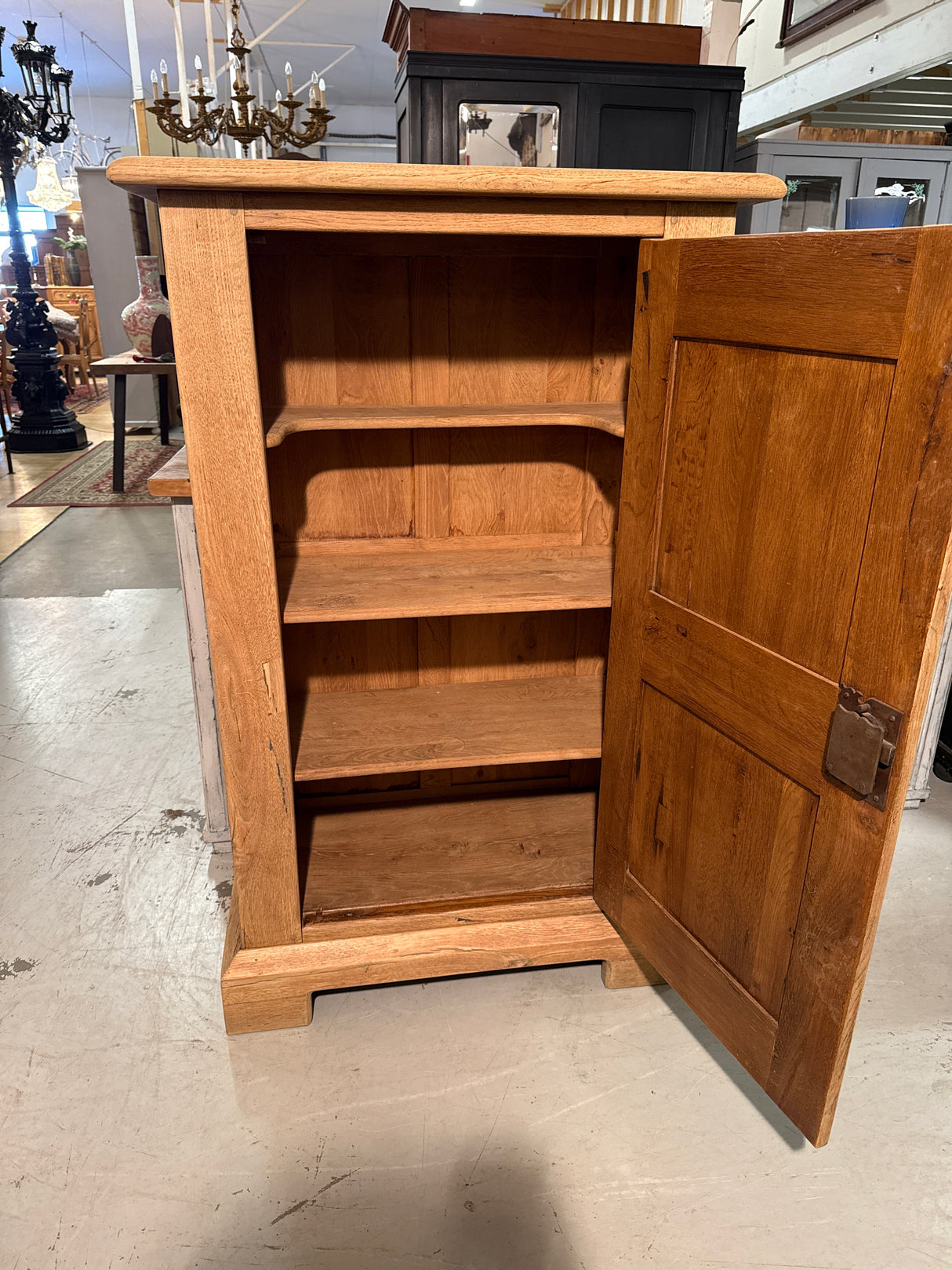 Sveitsiläisen kelloliikkeen arkistokaappi L.90cm, S.45cm, K.142.5cm