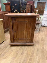 Huikea tammikaappi L. 82,5cm, S. 50cm ja K. 99,5cm