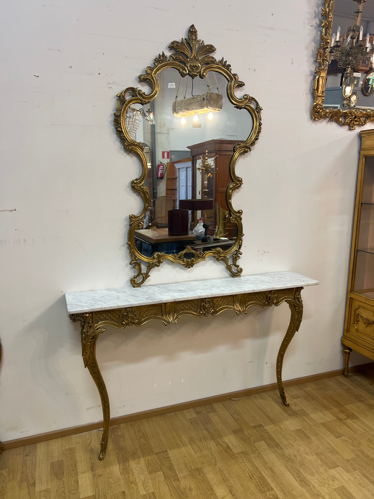 Upea peili konsoli L. 139cm, S. 29cm ja K. 217cm.