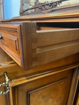 Uskomattoman kaunis italialainen ruokasalikalustokokonaisuus. Pöytä + 6 tuolia, astiakaappi, senkki + peili.