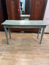 Sivu/apupöytä L. 131,5cm, S. 48cm ja K. 75cm