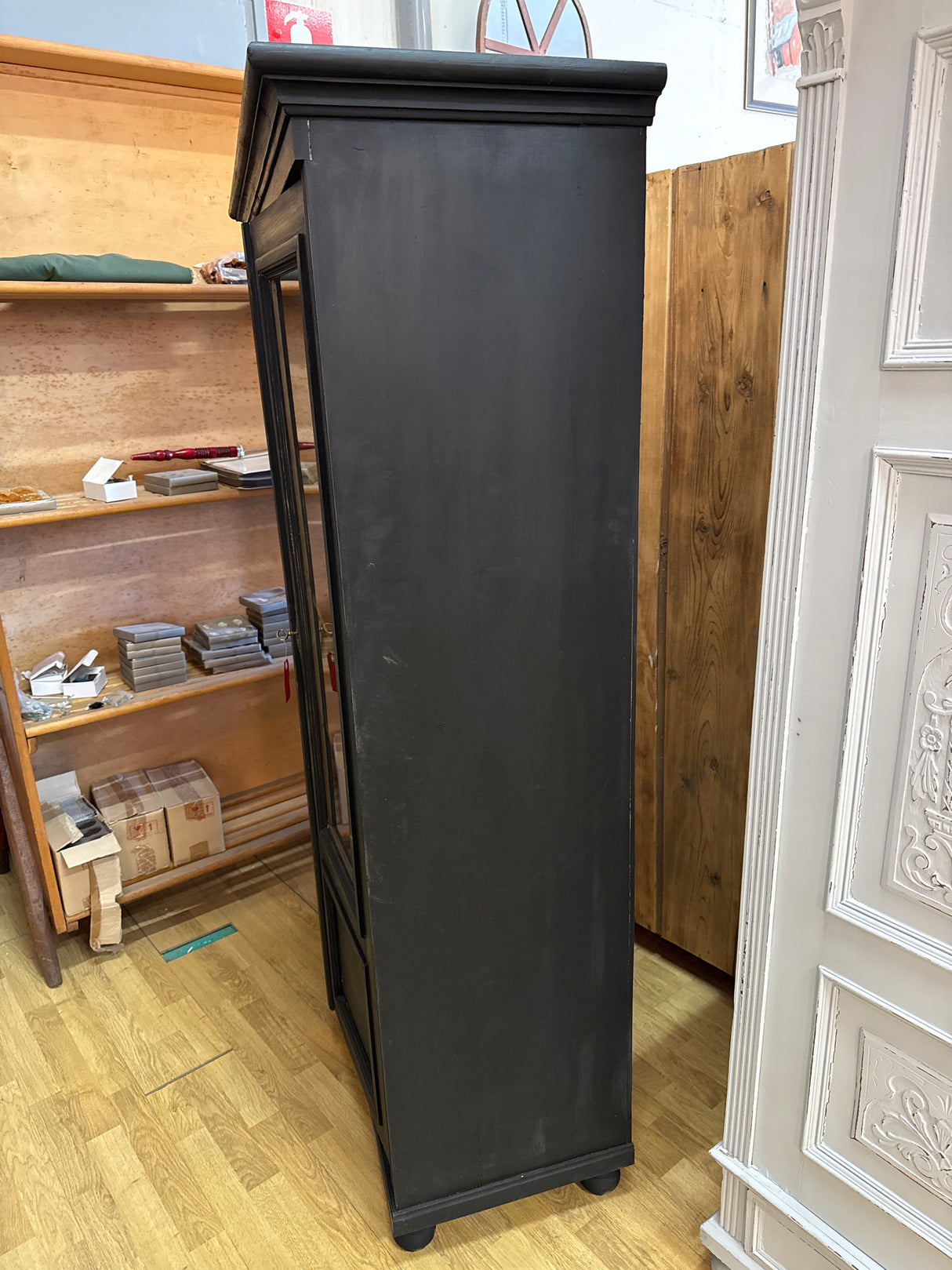 Musta vitriinikaappi L.112.5cm, S.46.5cm,K.175cm