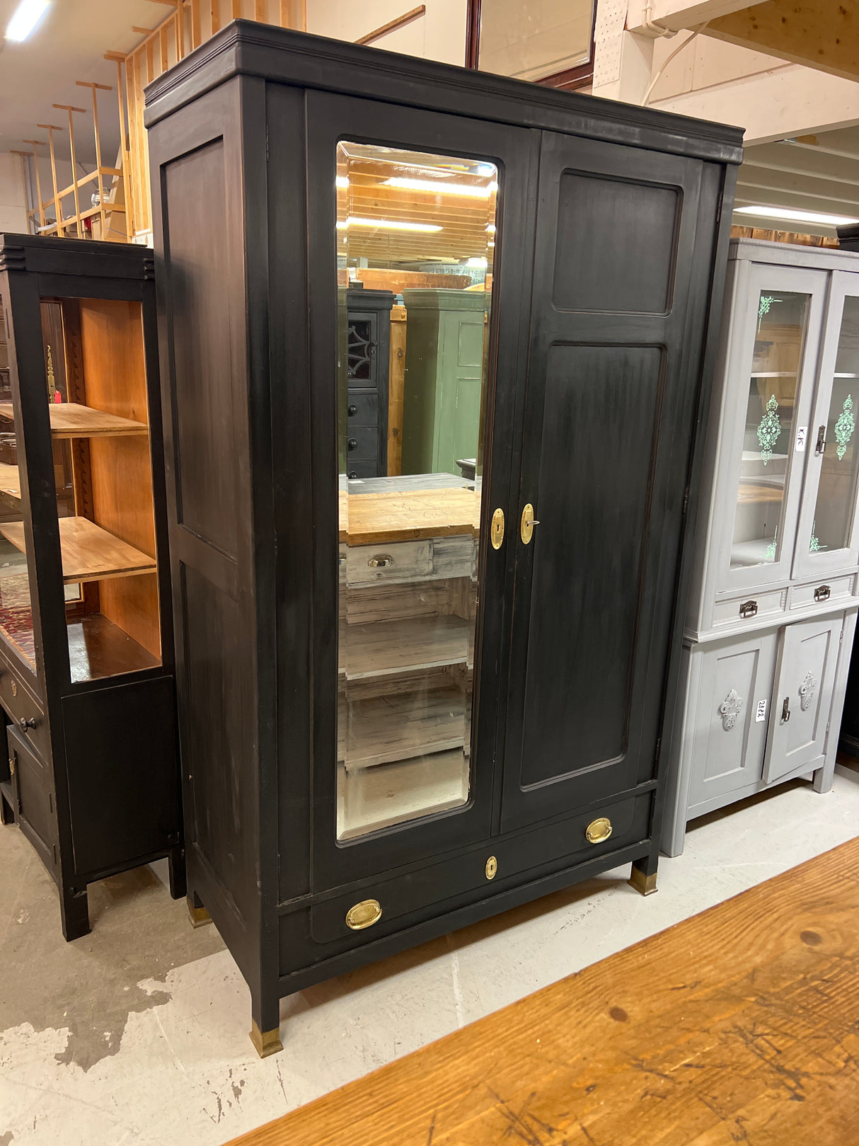 Todella tyylikäs vaatekaappi L. 120,5cm, S. 55,5cm ja K.199cm