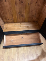 Upea vaatekaappi L. 128cm, S. 56cm ja K. 197,5cm.
