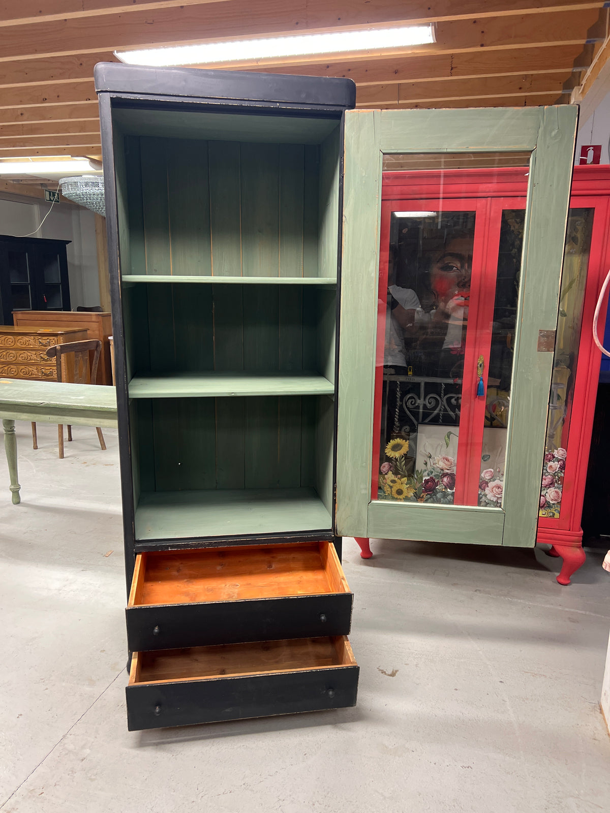 Yksiovinen talonpoikaisvitriinikaappi vetolaatikoilla. L. 76,5cm, S. 53cm ja K. 188,5cm