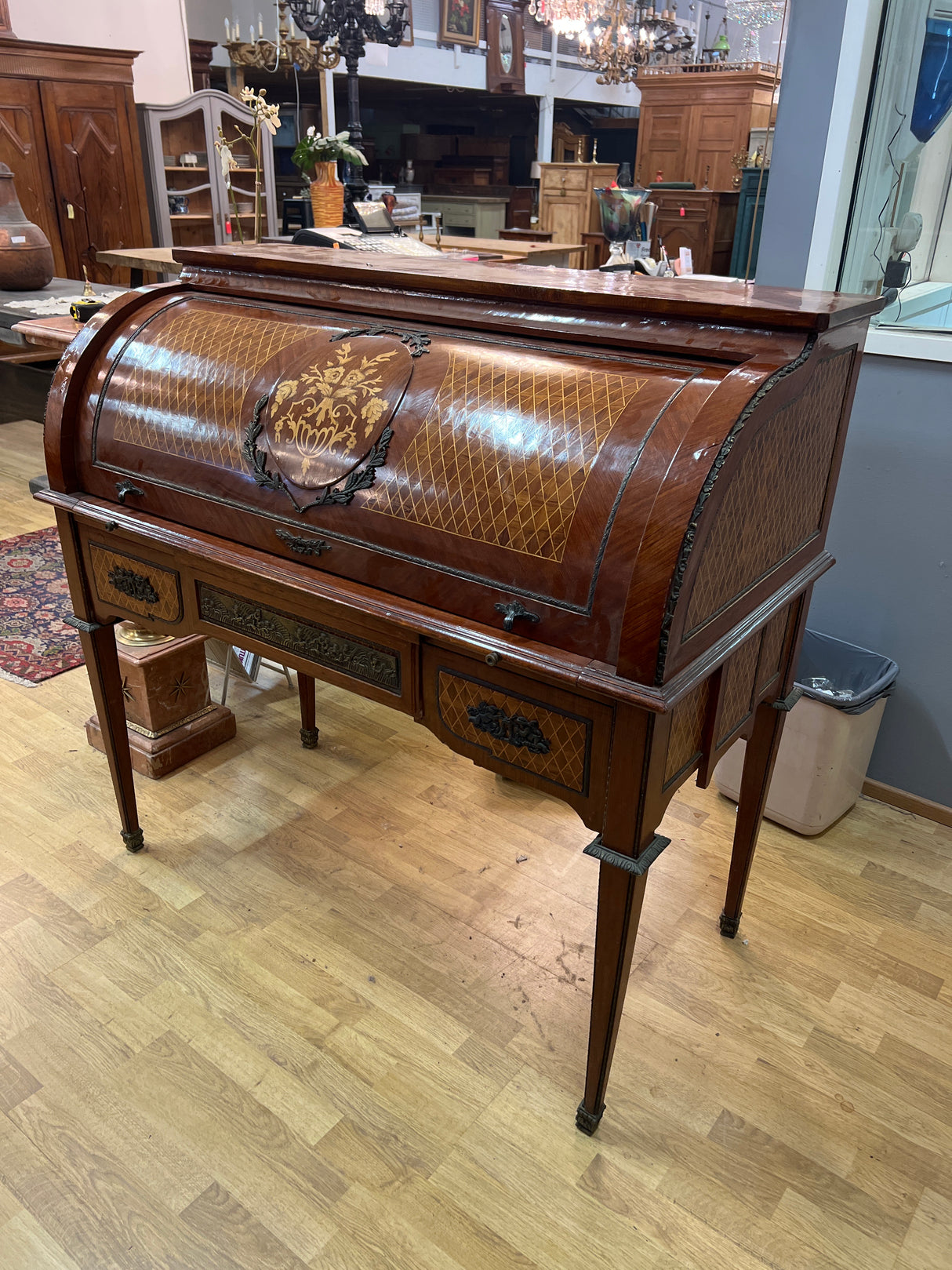 Italialainen kirjoituspöytä L. 122,5cm, S. 61cm ja K. 118cm
