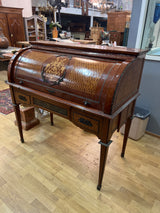 Italialainen kirjoituspöytä L. 122,5cm, S. 61cm ja K. 118cm