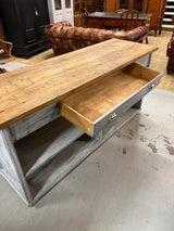 Saareke/senkki/myyntitiski L. 188,5cm, S. 60,5cm ja K. 91,5cm