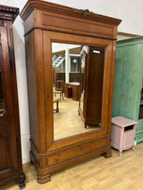 Yksiovinen tammi vaatekaappi L. 136cm, S. 57cm ja K. 220,5cm