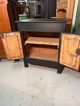 Pieni kaappi L. 86cm, S. 52cm ja K. 96cm.