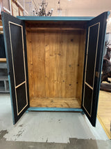 Hieno patinoitunut vaatekaappi peili ovilla. L. 121cm, S. 50cm ja K. 168,5cm
