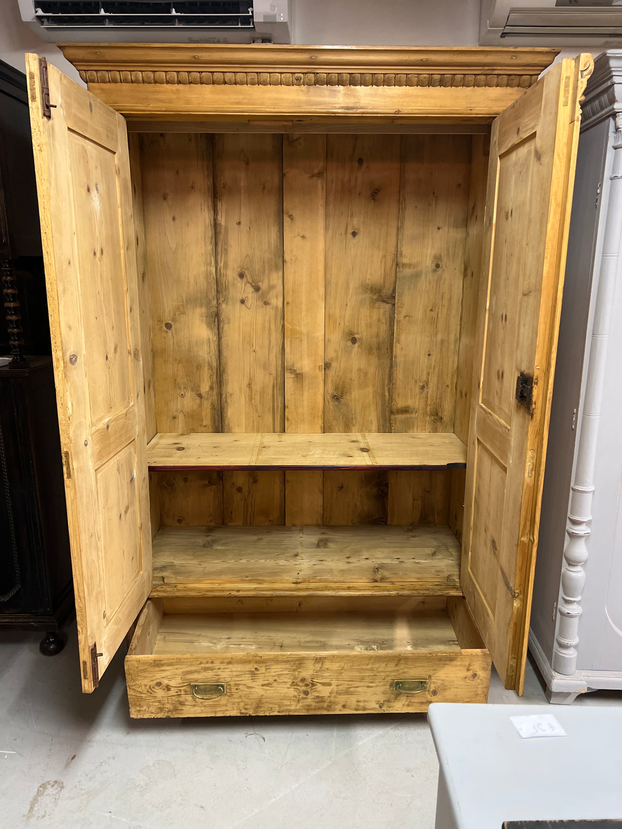 Upea talonpoikais vaatekaappi L. 127,5cm, S. 55cm ja K. 190,5cm