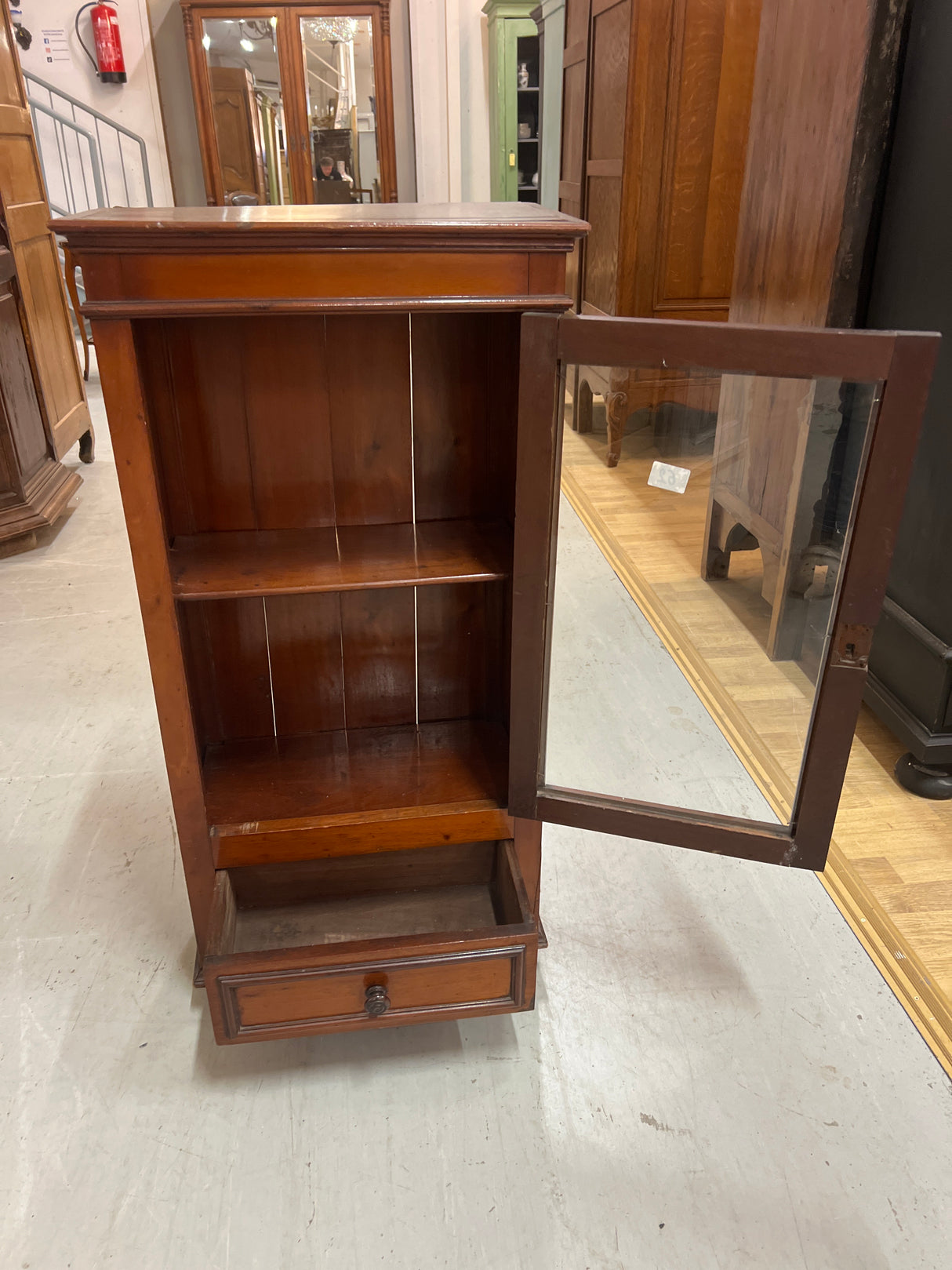 Minivitriini😍 L. 49,5cm, S. 26cm ja K. 97cm.