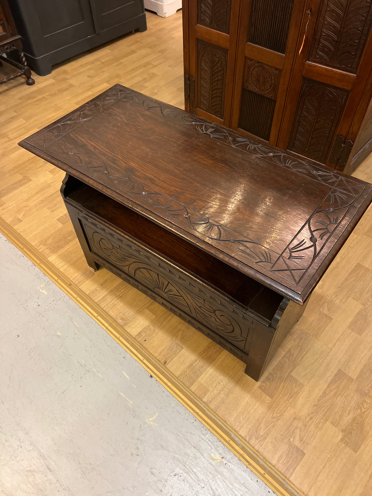 Apupöytä/arkkupenkki L. 106,5cm, S. 49,5cm ja K. pöytätasoon 74cm.