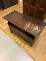 Apupöytä/arkkupenkki L. 106,5cm, S. 49,5cm ja K. pöytätasoon 74cm.
