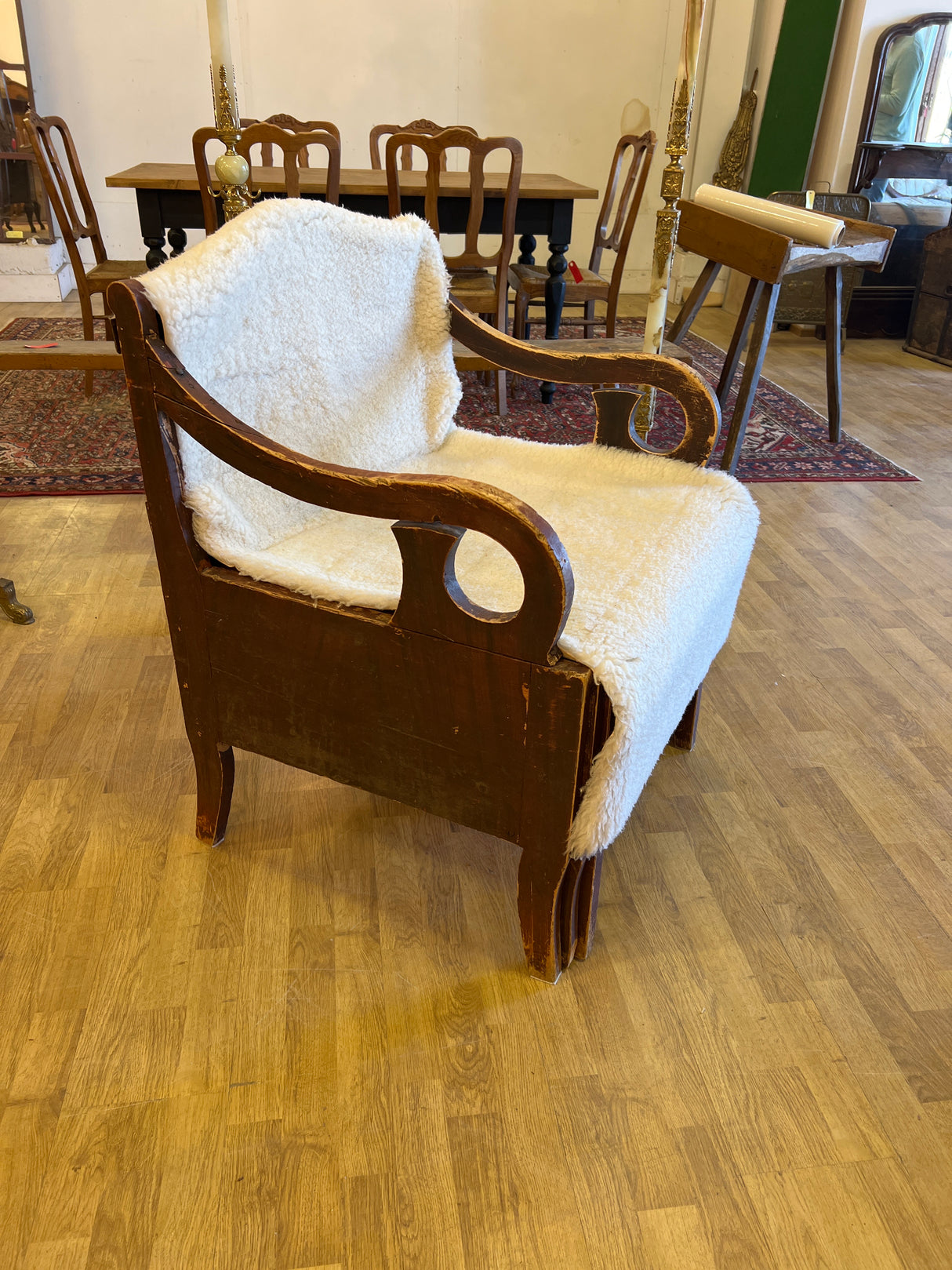 Erikoisen hieno päästävedettävä sänkytuoli L. 72,5cm, S. 62,5cm ja K. 92cm