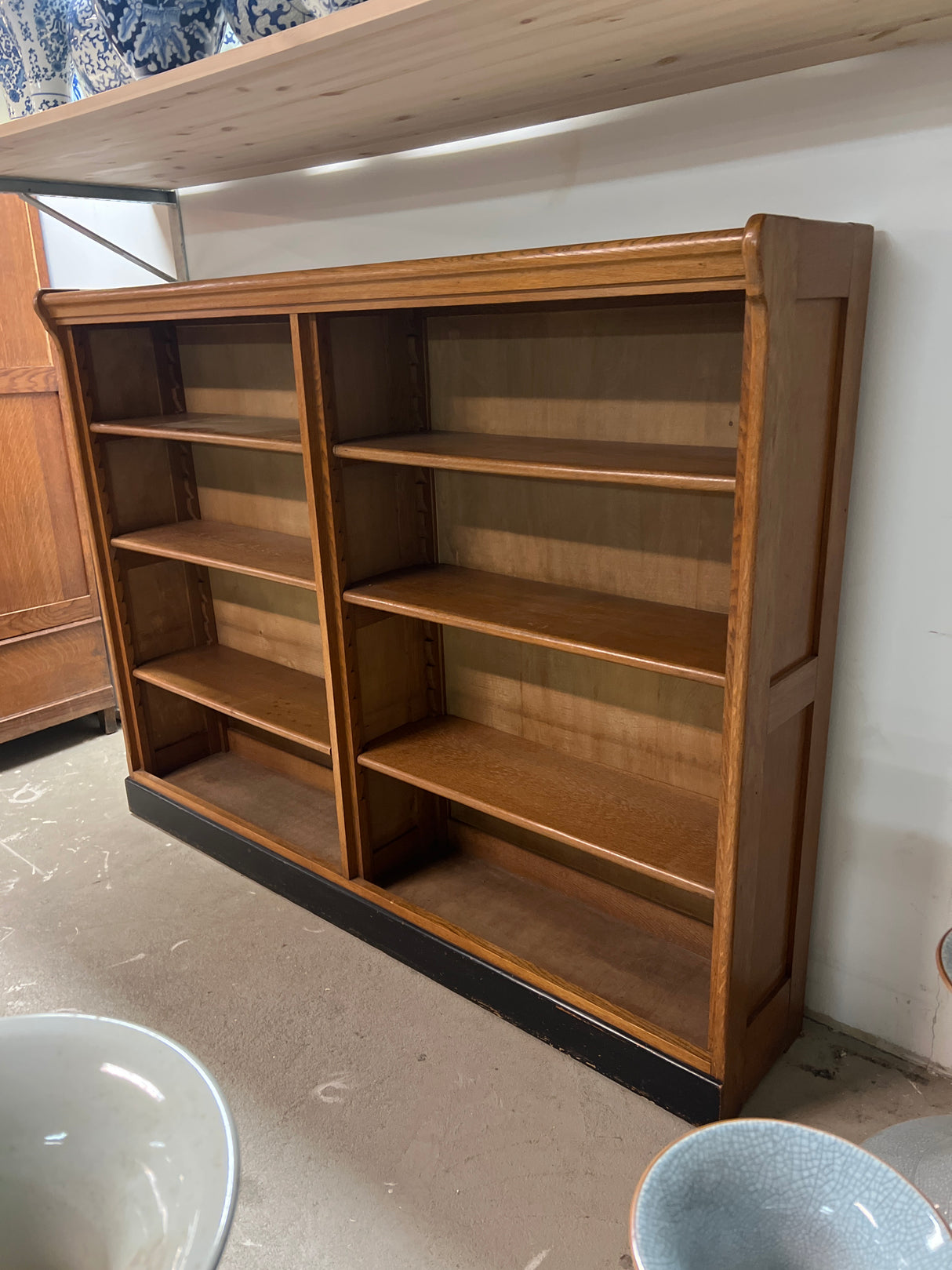 Kaunis tamminen avohyllykkö L. 167vm, S. 33cm ja K. 128,5cm.