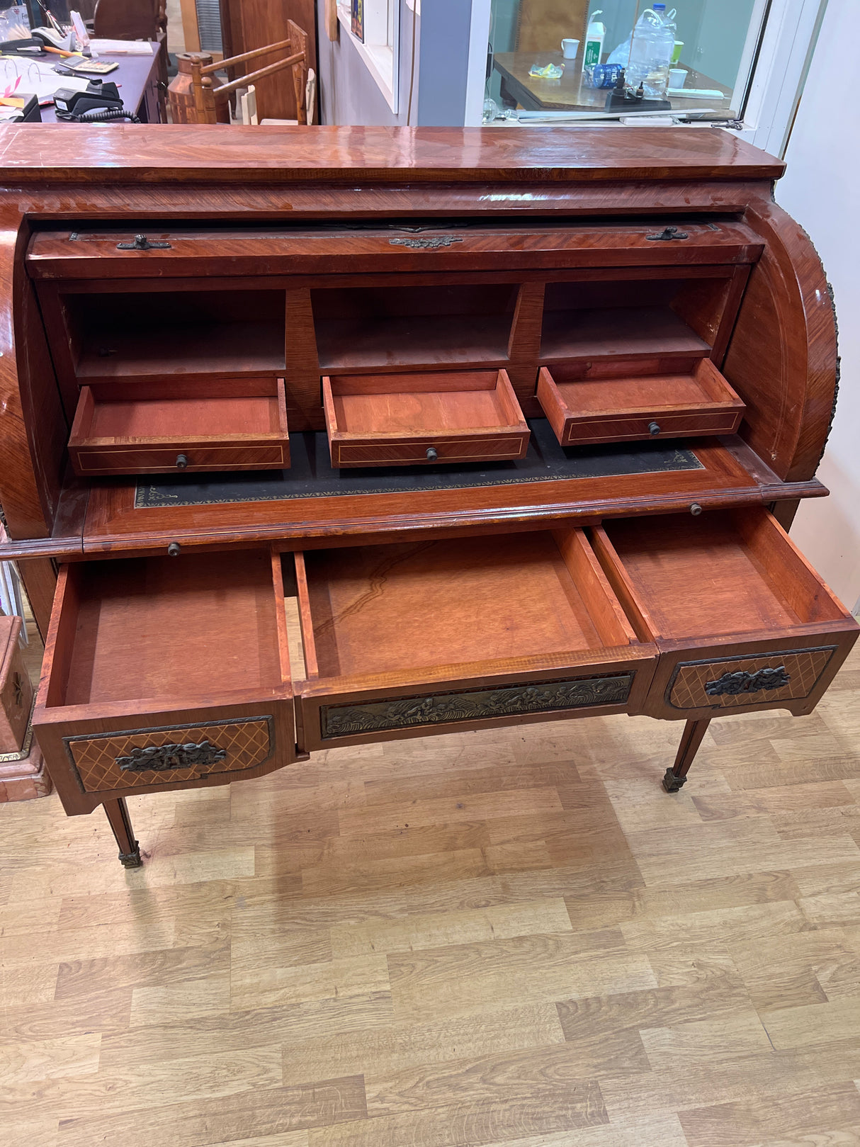 Italialainen kirjoituspöytä L. 122,5cm, S. 61cm ja K. 118cm