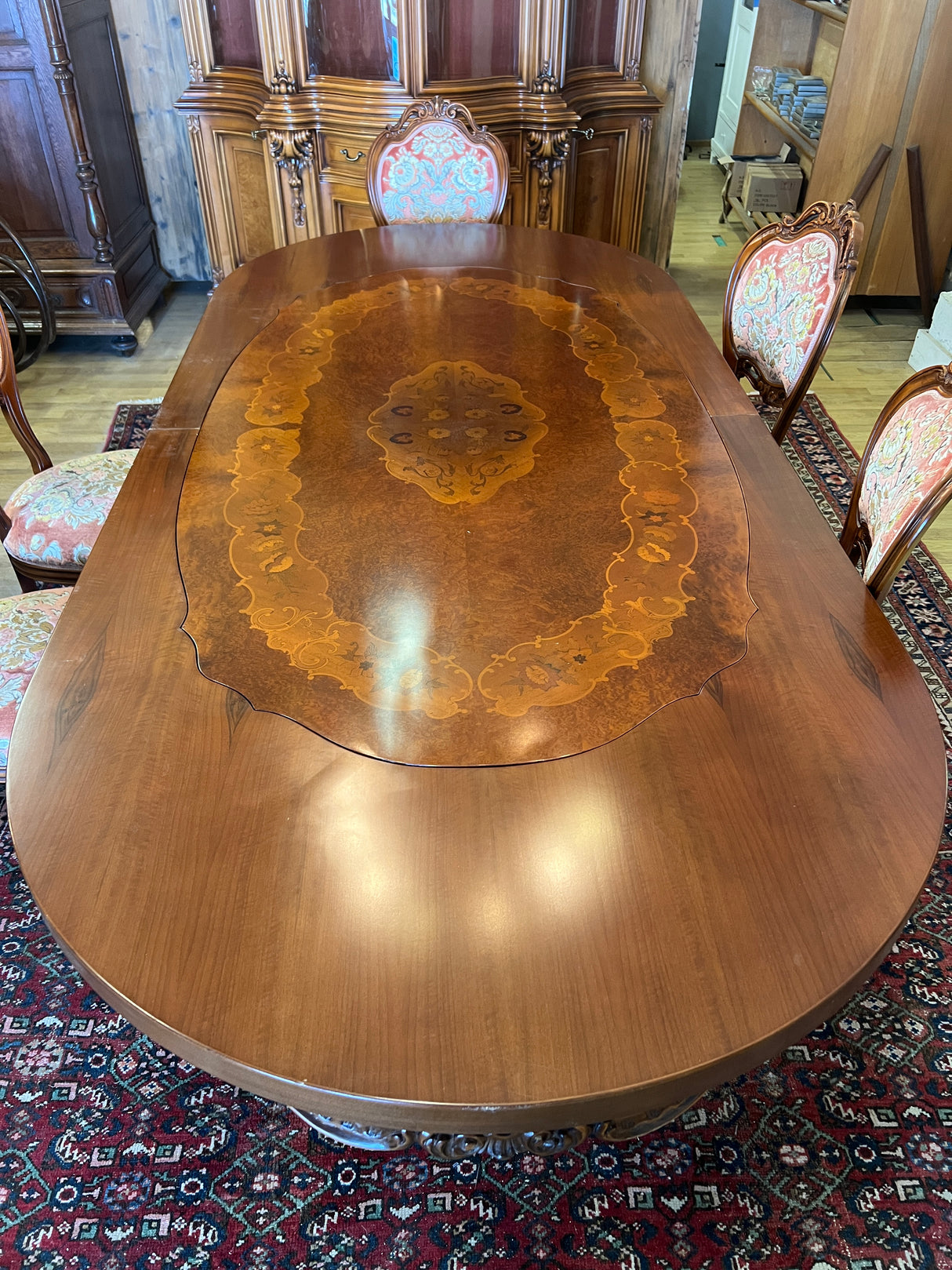 Uskomattoman kaunis italialainen ruokasalikalustokokonaisuus. Pöytä + 6 tuolia, astiakaappi, senkki + peili.