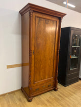 Upea vaatekaappi L. 104cm, S. 60cm ja K. 214,5cm