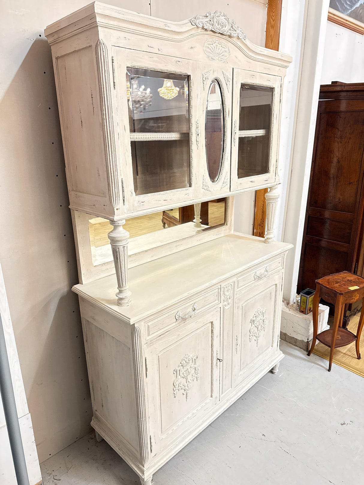 Maalaisromanttinen astiakaappi L.138.5cm, S.51cm, K.230cm