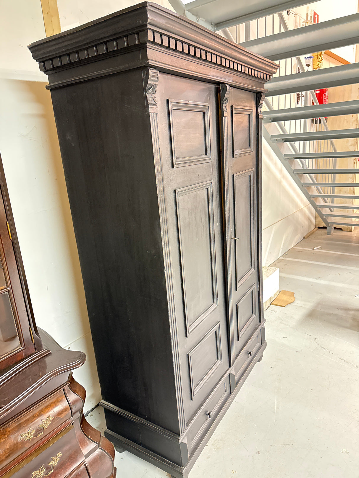 Musta vaatekaappi L. 118cm, S.53cm, K.185cm