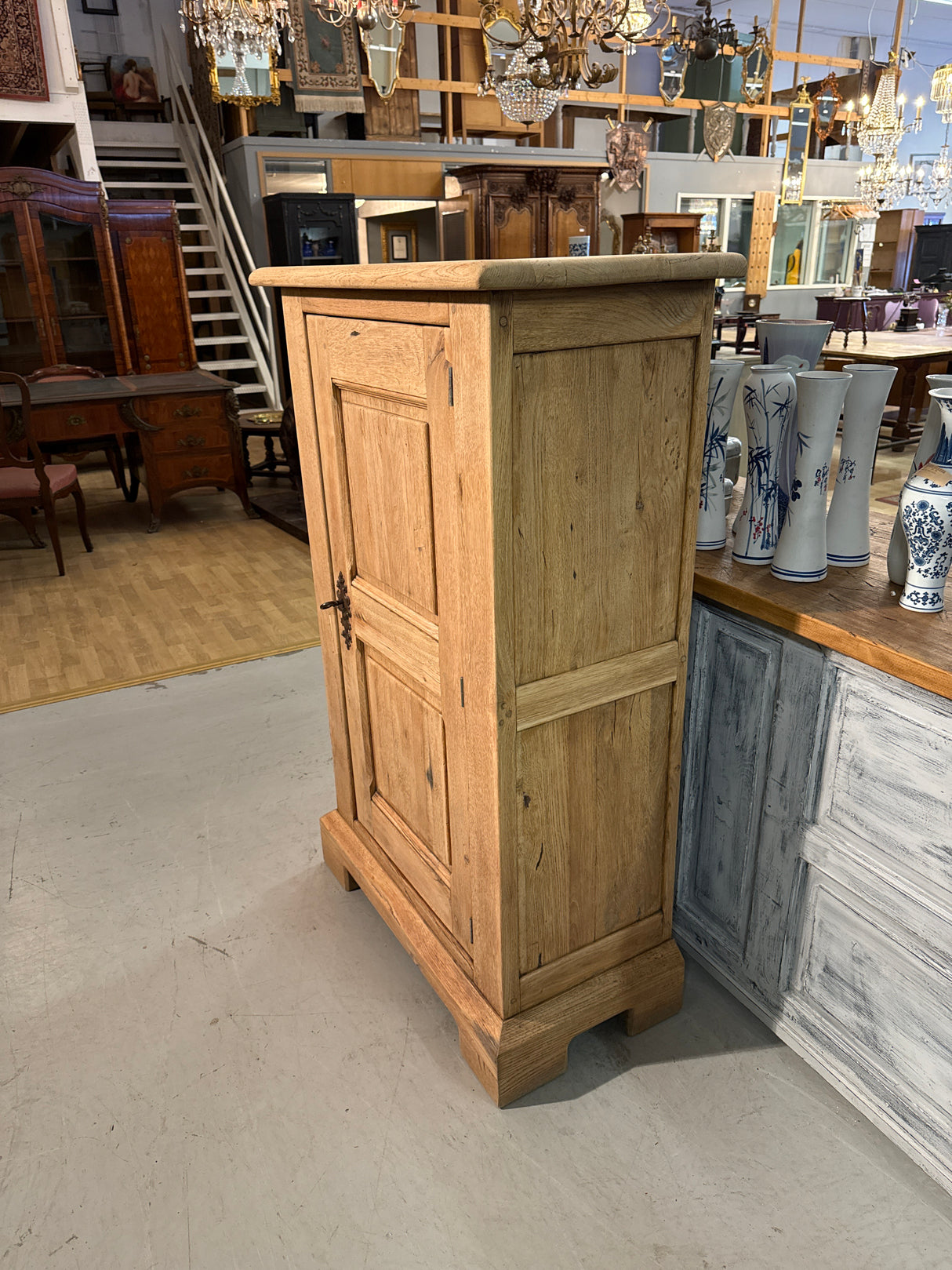 Sveitsiläisen kelloliikkeen arkistokaappi L.90cm, S.45cm, K.142.5cm