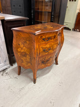 Mahalipasto L. 90cm, S. 42cm ja K. 81cm.