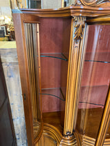 Uskomattoman kaunis italialainen ruokasalikalustokokonaisuus. Pöytä + 6 tuolia, astiakaappi, senkki + peili.