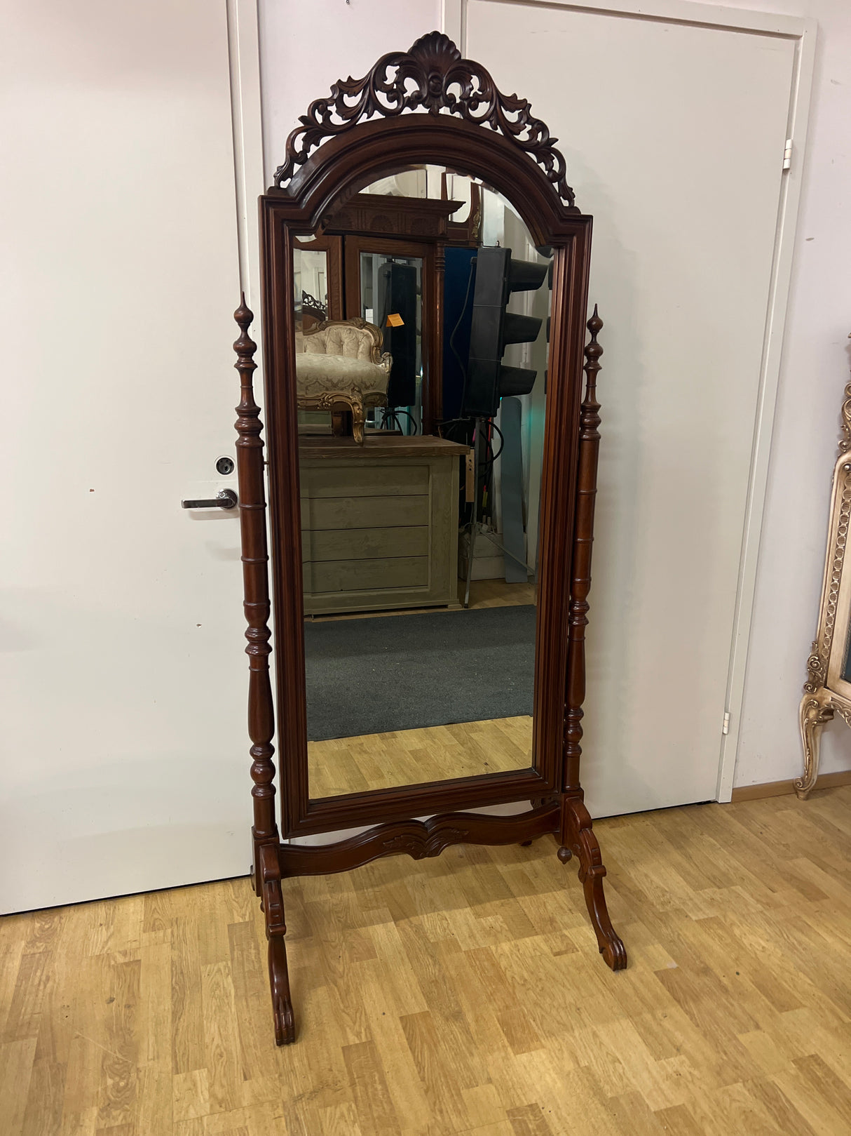 Pukeutumispeili L. 79,5cm ja K. 190cm