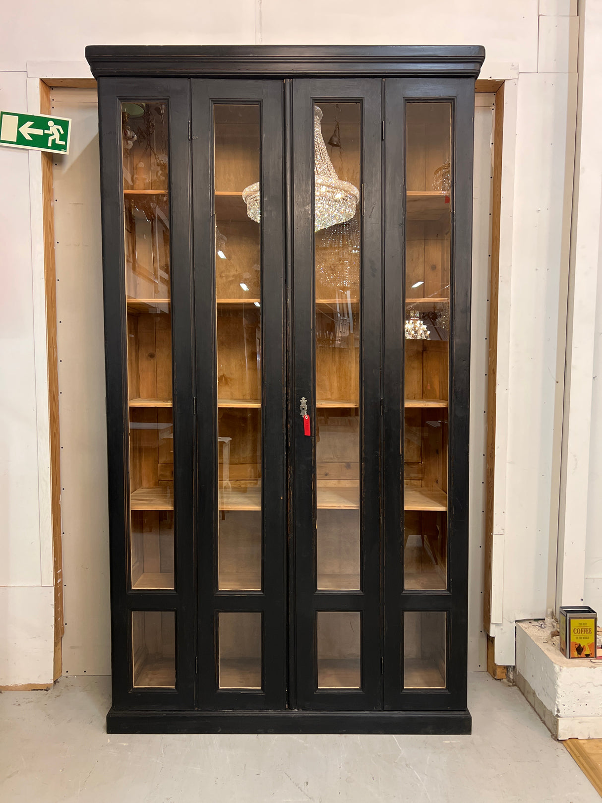 Mahtava vanha kirjakaappi L. 146cm, S.48cm ja K. 260cm