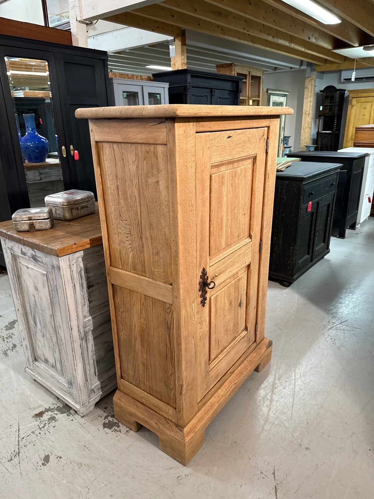 Sveitsiläisen kelloliikkeen arkistokaappi L.90cm, S.45cm, K.142.5cm