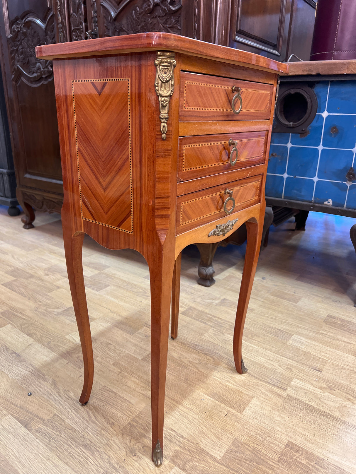 Kaunis italialainen lipasto L. 40cm, S. 29,5cm ja K. 74cm