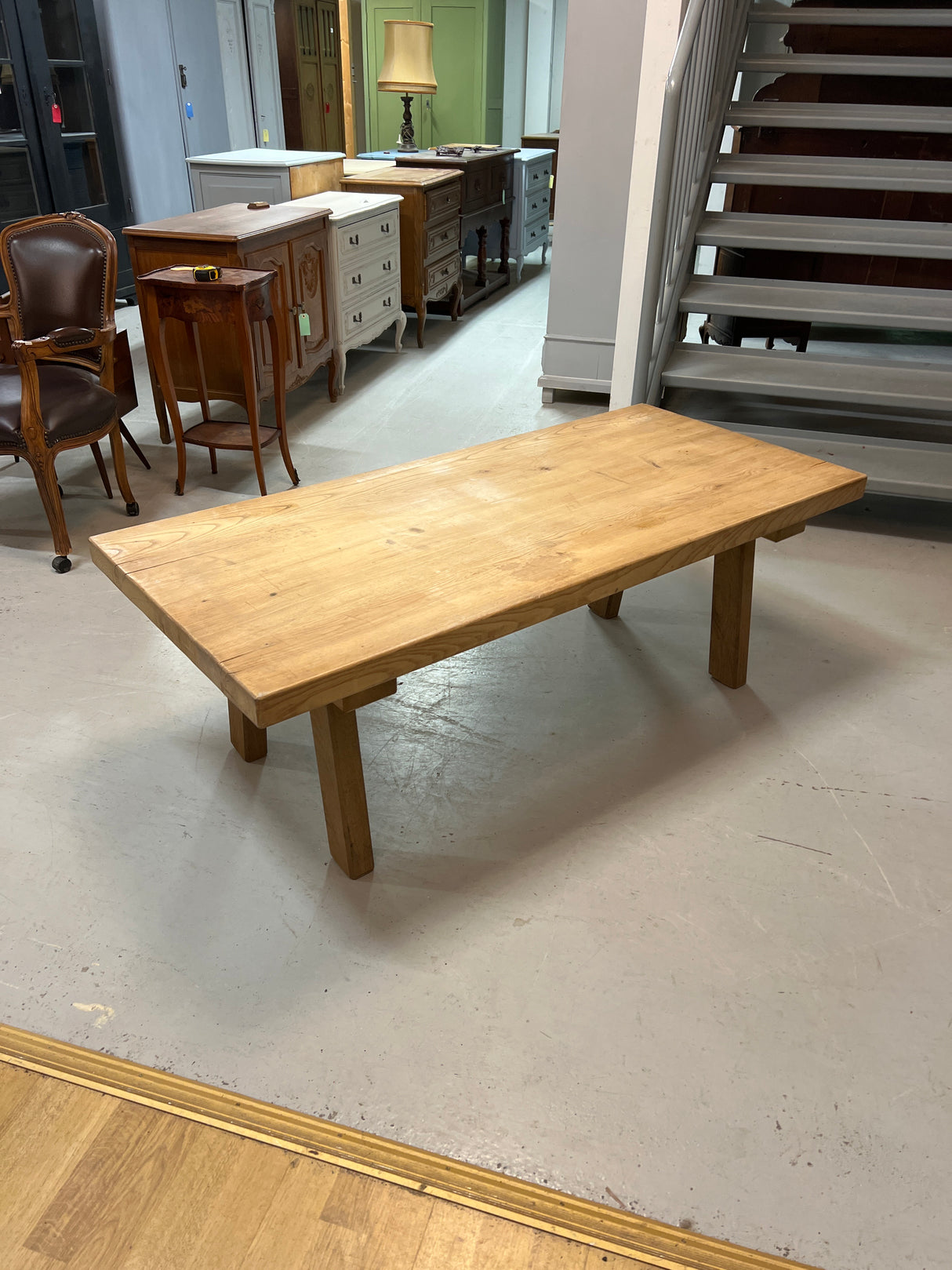 Massiivinen sohvapöytä pit. 143,5cm, S. 66,5cm ja K. 50cm