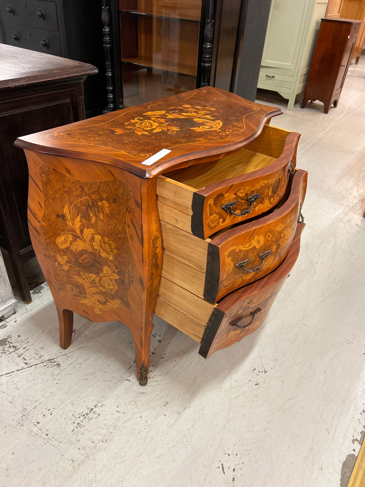 Mahalipasto L. 90cm, S. 42cm ja K. 81cm.