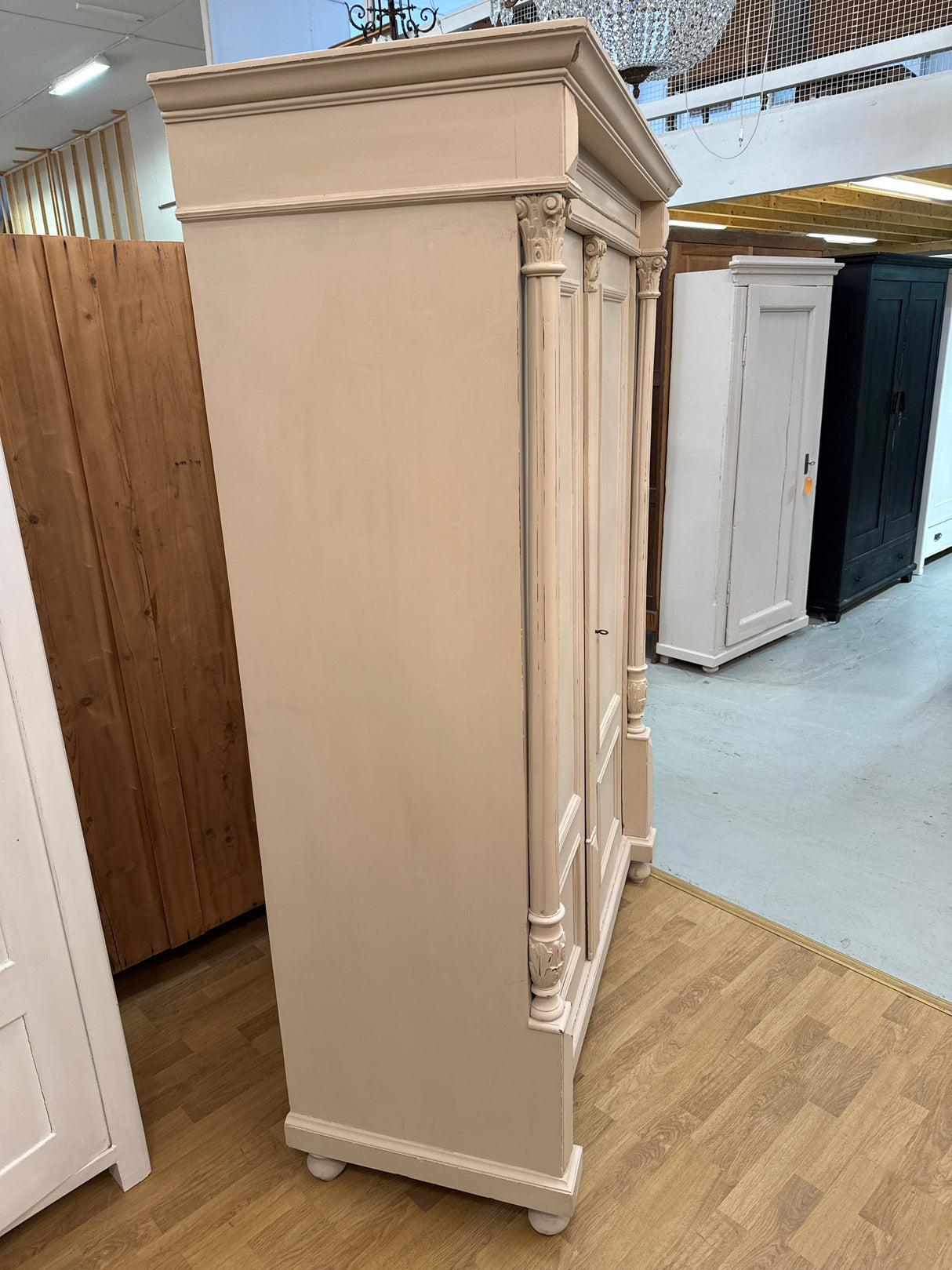 Upea beige vaatekaappi L.130.5cm, S.58cm,K.192cm
