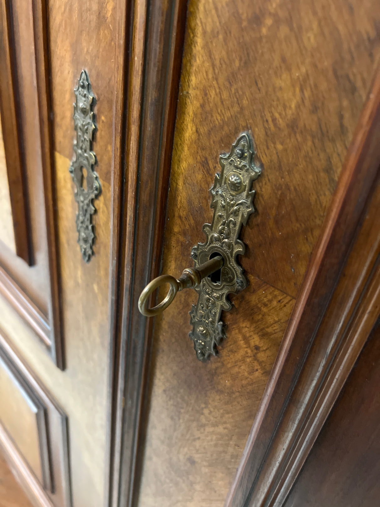 Barokki vaatekaappi L. 139,5cm, S. 66cm ja K. 199cm