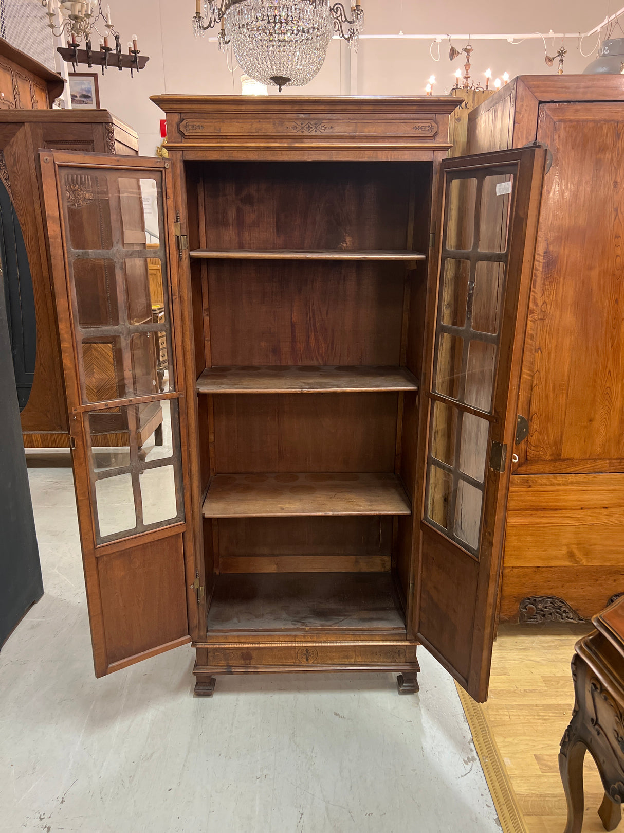 Beautiful small display cabinet L. 73.5cm, D. 38cm, H. 169.5cm