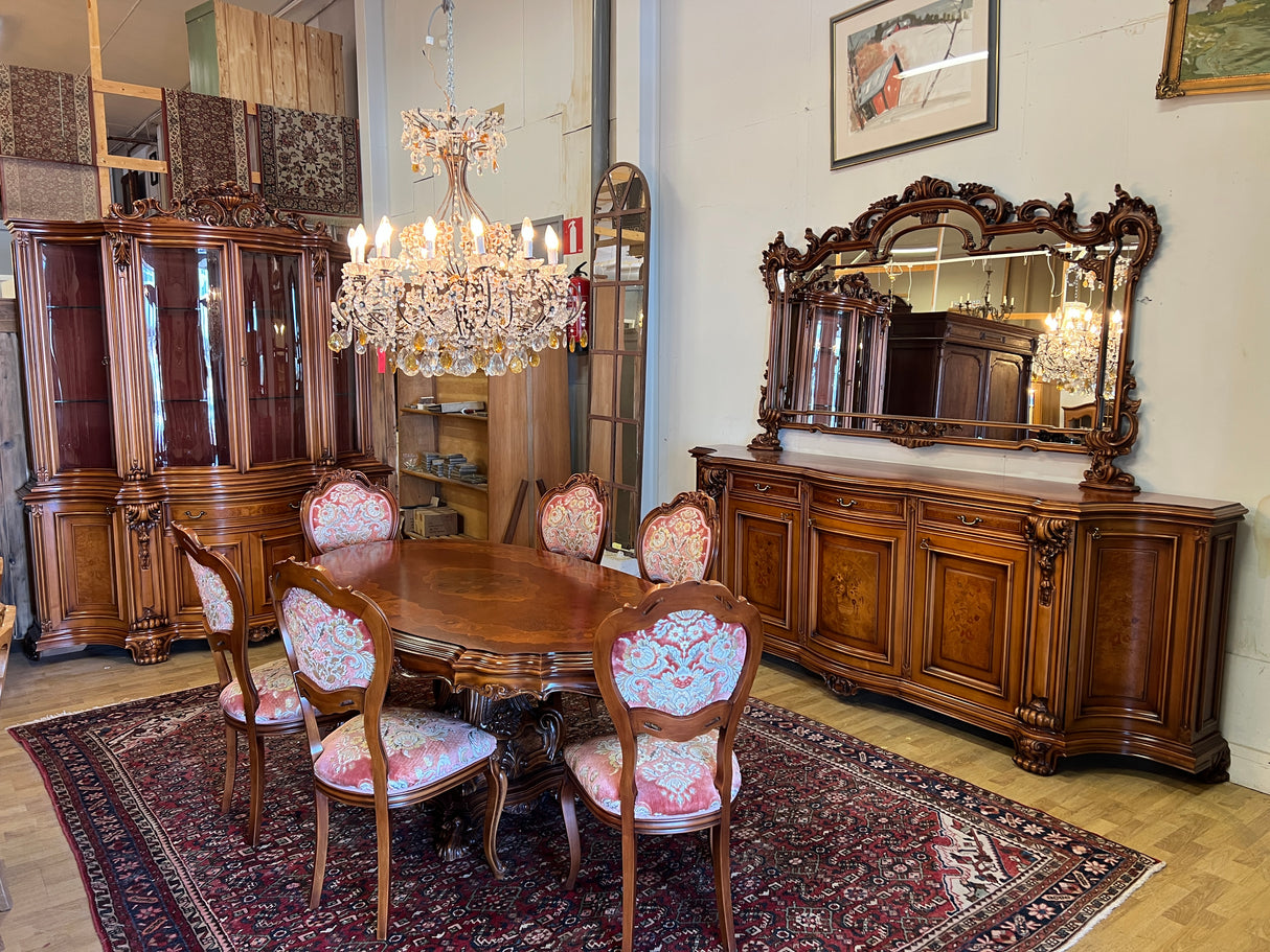 Uskomattoman kaunis italialainen ruokasalikalustokokonaisuus. Pöytä + 6 tuolia, astiakaappi, senkki + peili.