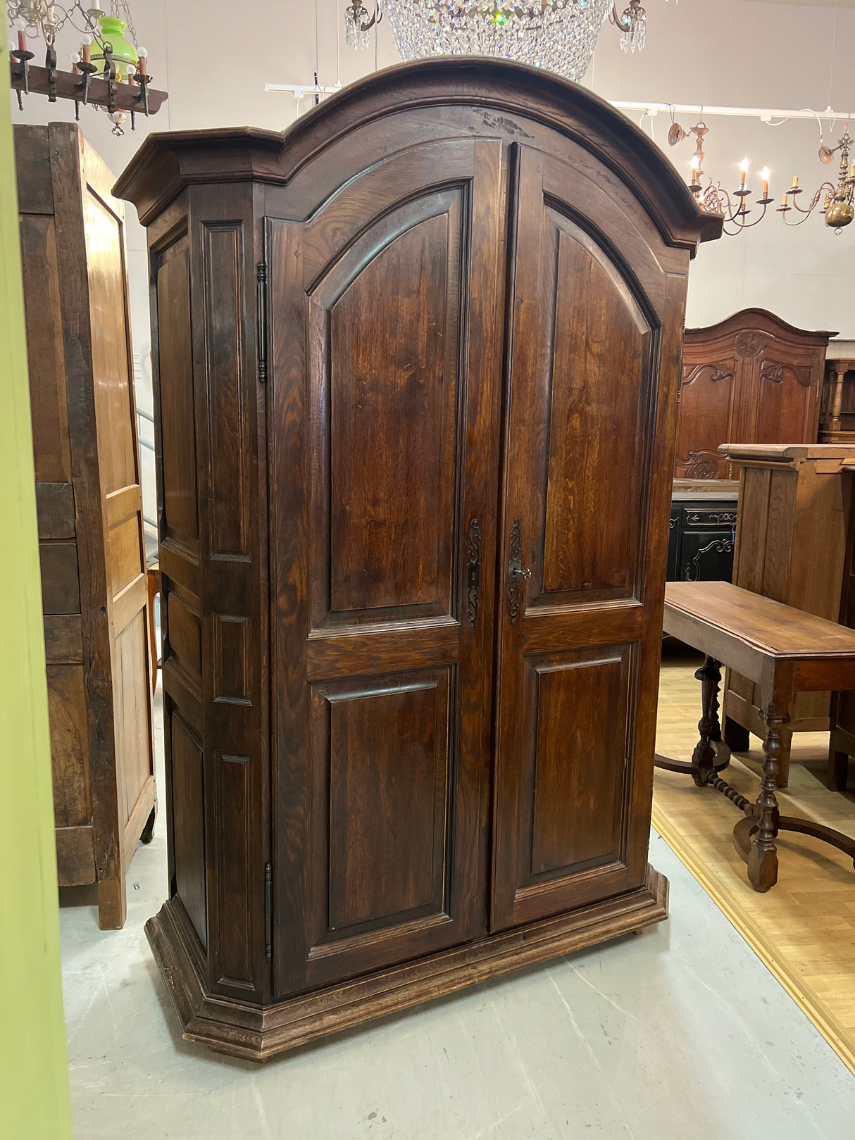 Upea massiivi tamminen vaatekaappi. L. 142,5cm, S. 60cm ja K. 211cm