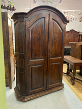 Upea massiivi tamminen vaatekaappi. L. 142,5cm, S. 60cm ja K. 211cm