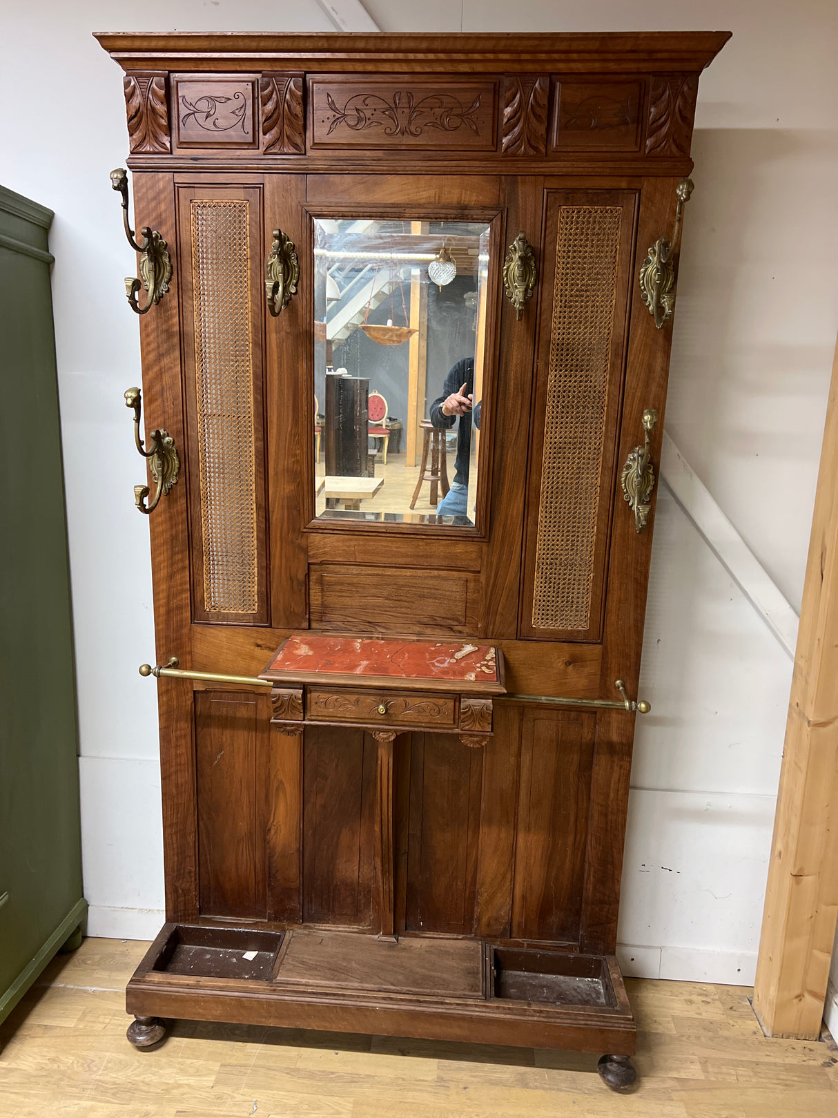 Upea eteiskaluste L. 114cm, S. 23,5cm ja K. 202cm