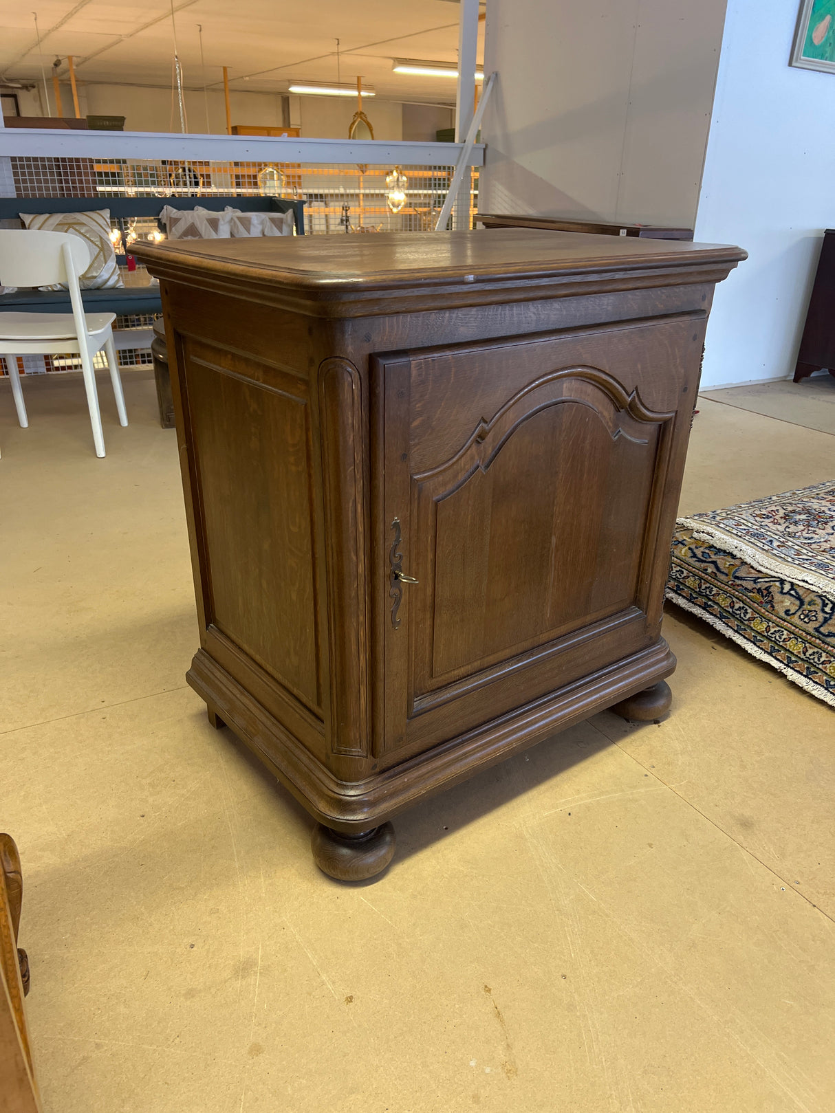 Tamminen mini barokkikaappi. L. 79,5cm, S. 52cm ja K. 84,5cm.