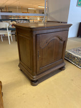 Tamminen mini barokkikaappi. L. 79,5cm, S. 52cm ja K. 84,5cm.